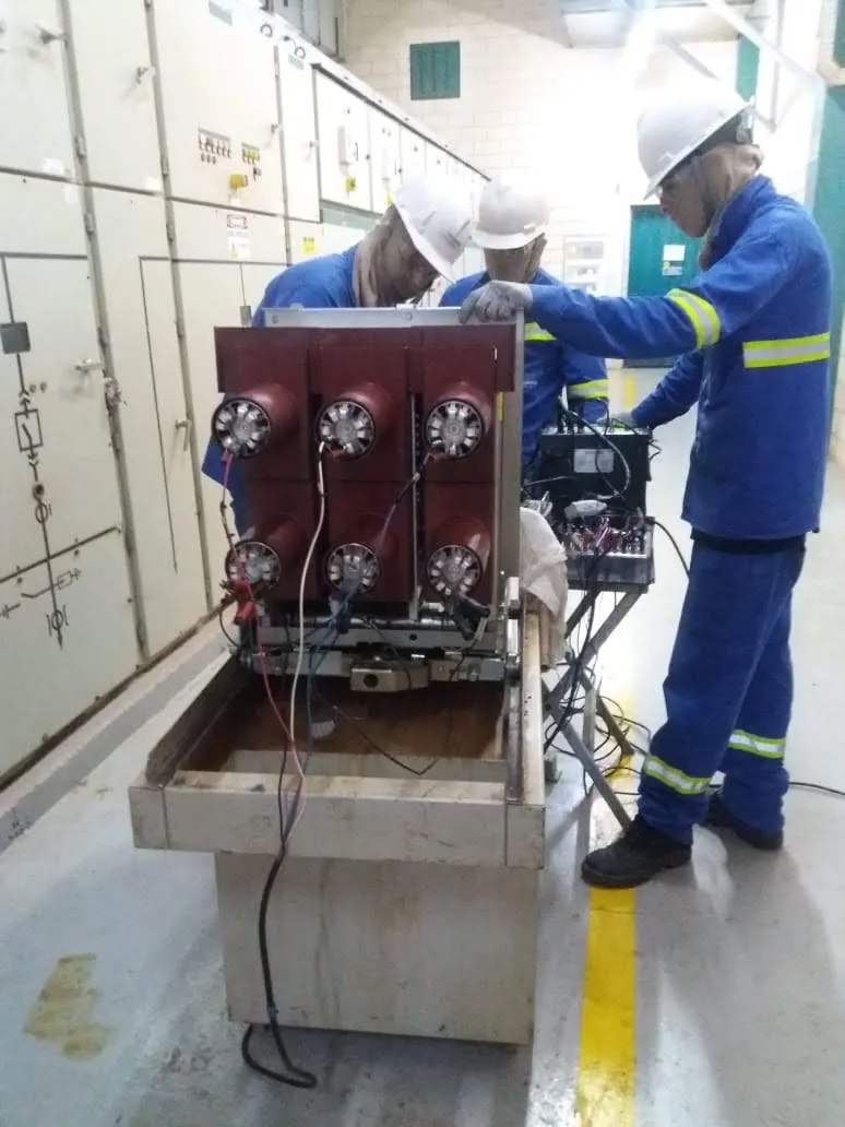 Ensaio elétrico em disjuntores e transformadores