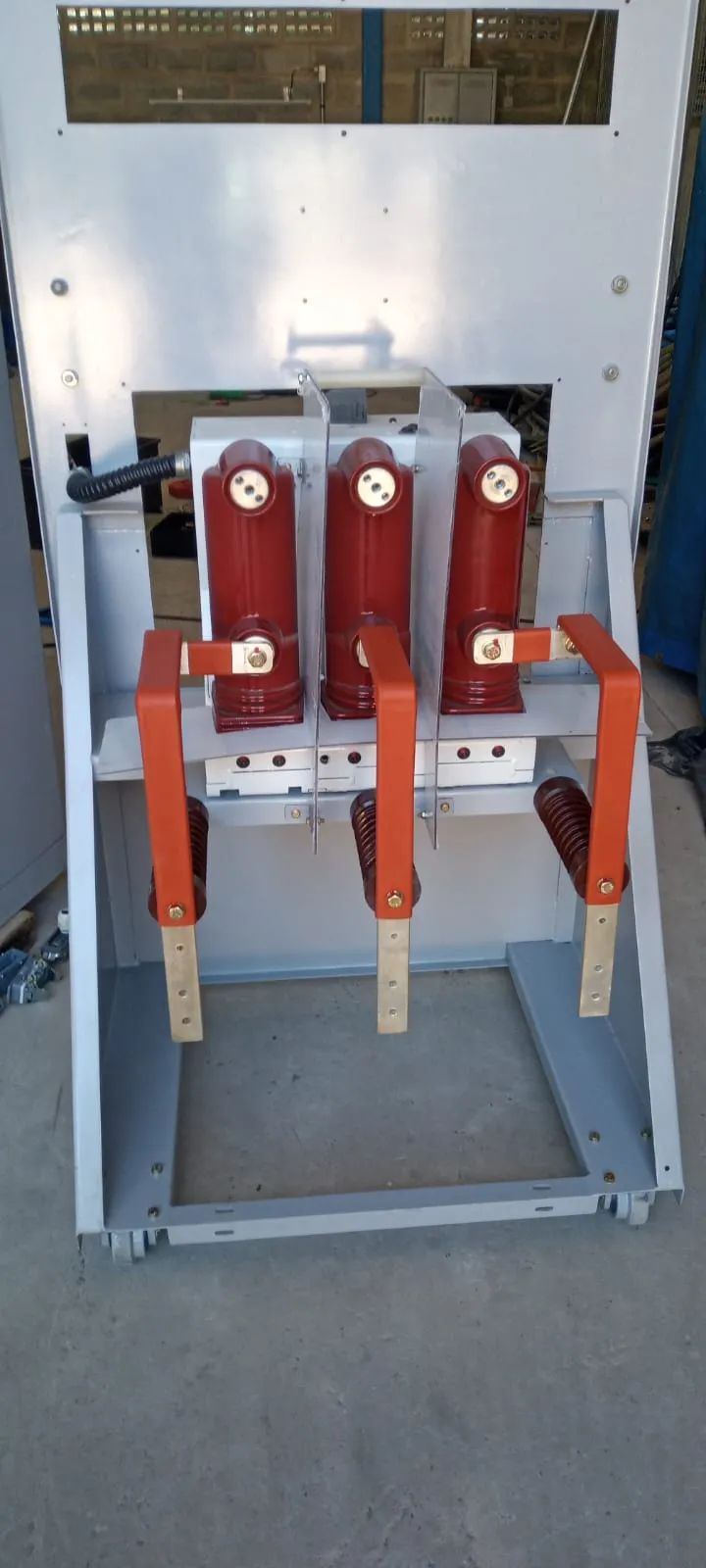 Manutenção e retrofit em disjuntores​