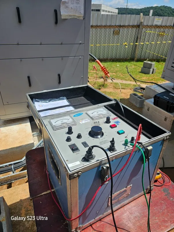 Teste de tensão aplicada em cabos elétricos
